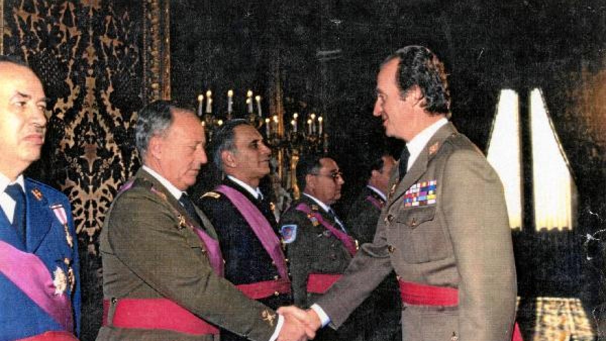 El Rey saluda al general Cassinello durante un acto militare;cl