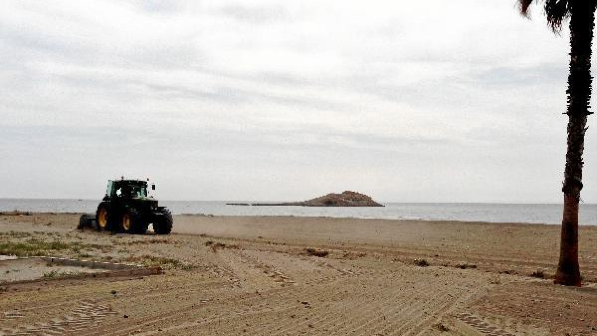 Una máquina trabaja en la adecuación de una de las playas de Carboneras.tyle>.apqj{positio