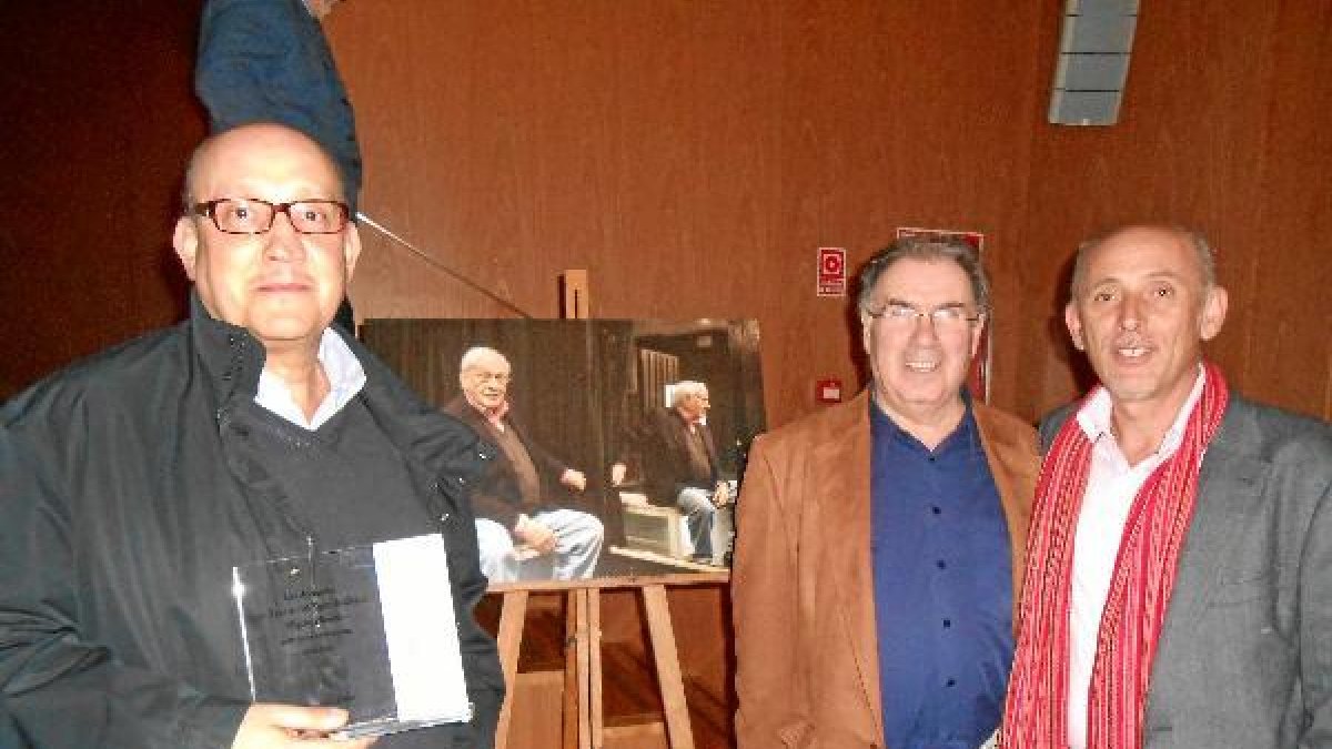 Celestino Aranda, Andrés Peláez y Basilio Romero, junto al retrato de Narros. tyle>.apqj{p