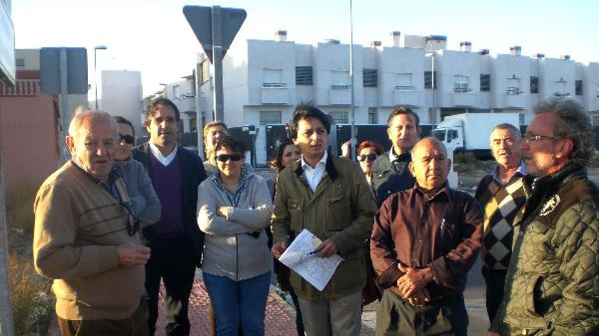 Visita de concejales en el barrio de Loma Cabrera.e;clip:rect(4