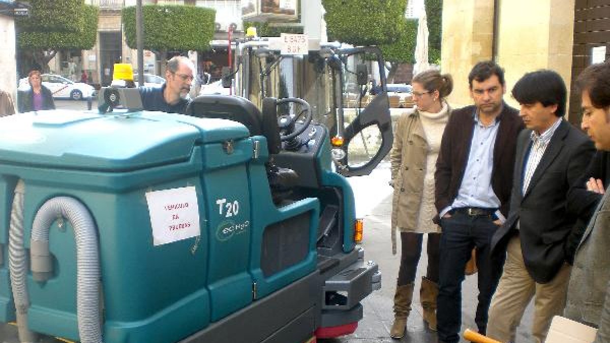 El concejal Manuel Guzmán observa las pruebas de máquinas limpiadoras.tyle>.apqj{position: