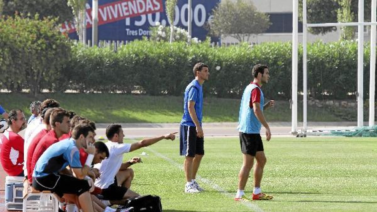 Francisco y Javi Gracia en la puesta de largo de la pasada temporada.tyle>.apqj{position:a
