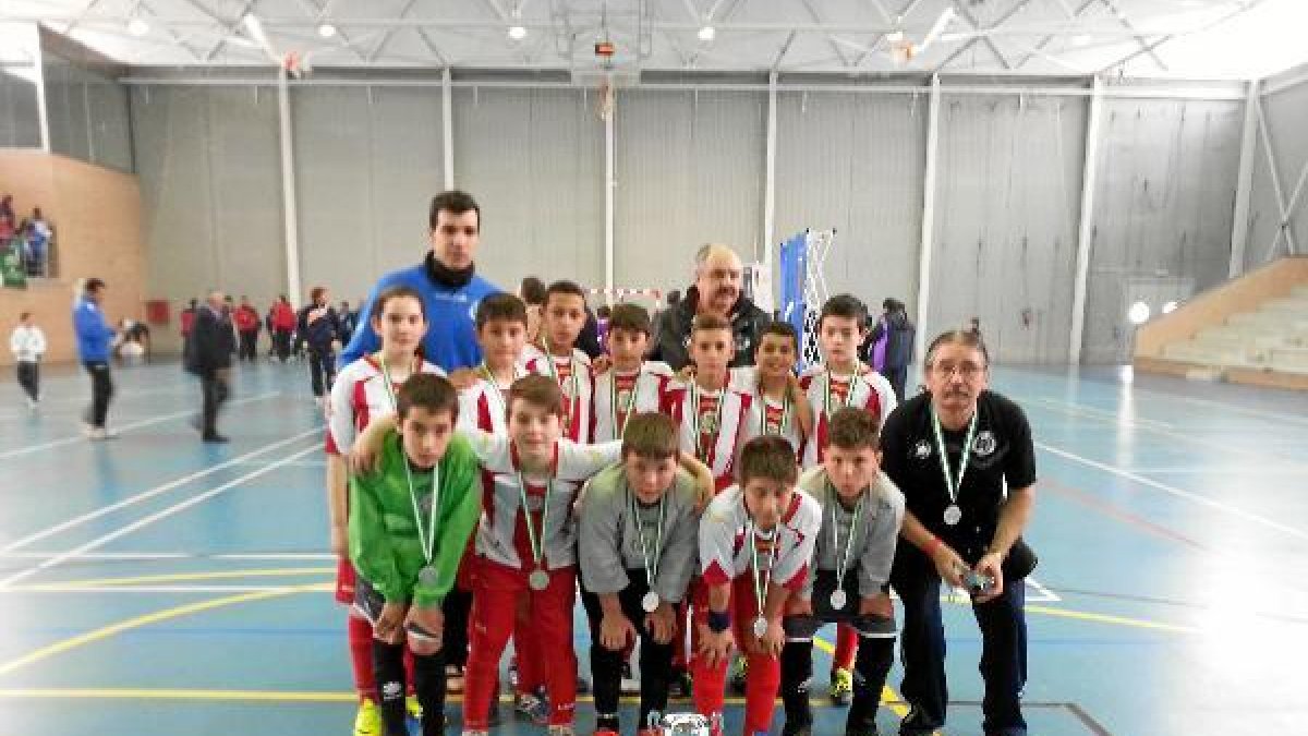 Los niños de Almerñía siguen colgando medallas.