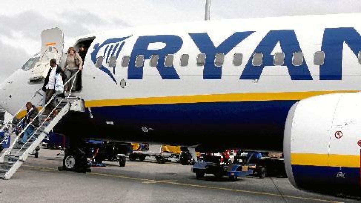 Ryanair operará hasta octubre los vuelos a Dublíne;clip:rect(46