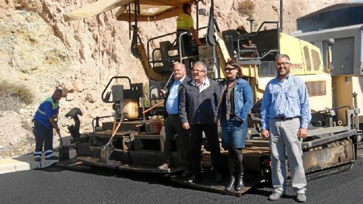 Autoridades en uno de los caminos que se están asfaltando.e;cli