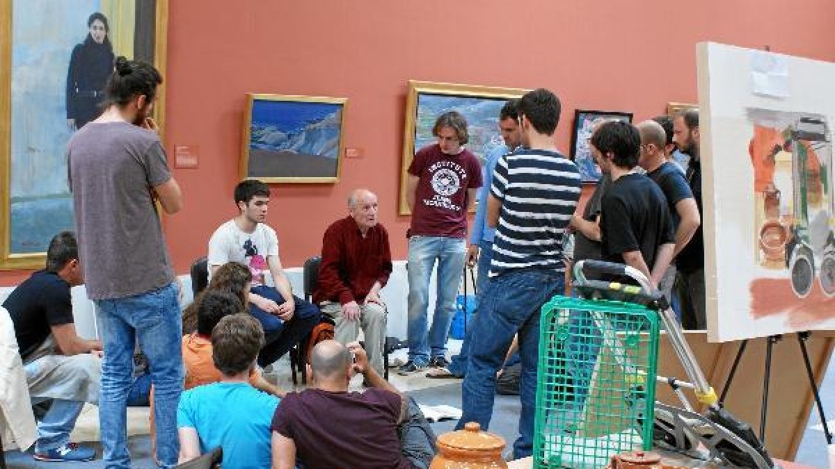 López dialoga con los alumnos en el curso de 2013.e;clip:rect(4