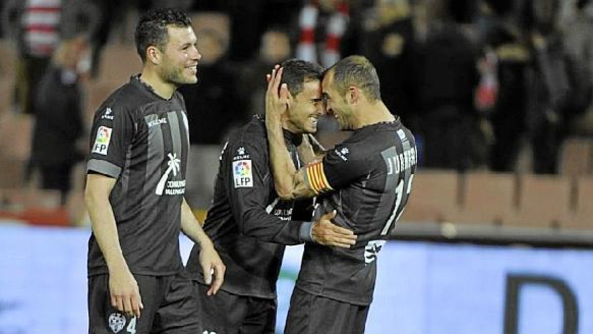 Los jugadores del Levante celebran uno de los goles en Los Cármenes.tyle>.apqj{position:ab