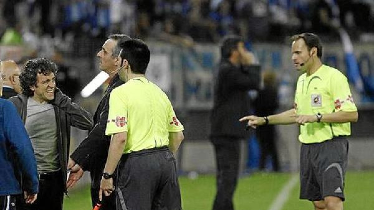 Mateu Lahoz en un partido del Almería con Lillo en el banquillo.tyle>.apqj{position:absolu