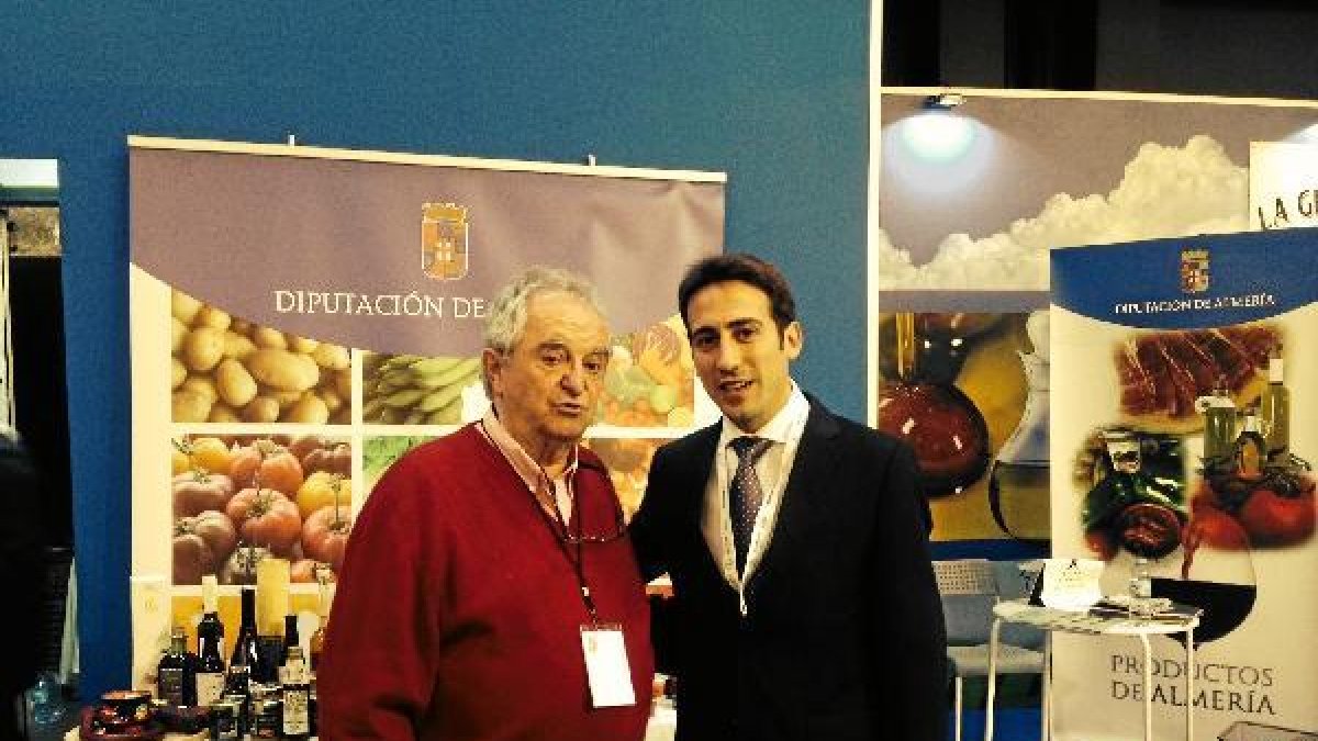 Arzak junto a Oscar Liria en el stand de Diputacióne;clip:rect(