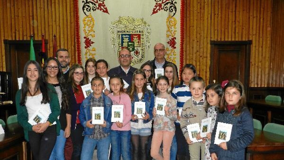 Foto de familia de los organizadores del concurso con los jóvenes autores seleccionados del concurso