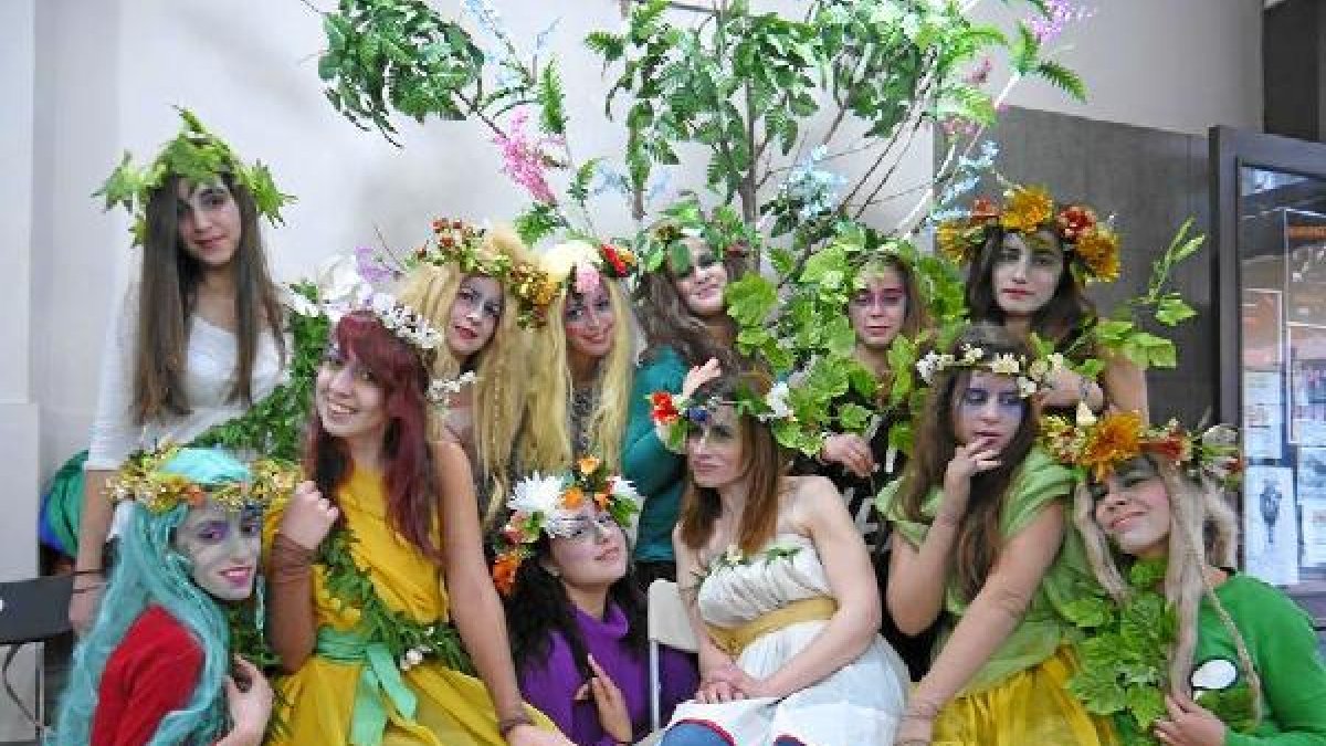 Alumnas del taller caracterizadas como hadas y ninfas. (Foto: Paco Cañizares)tyle>.apqj{po