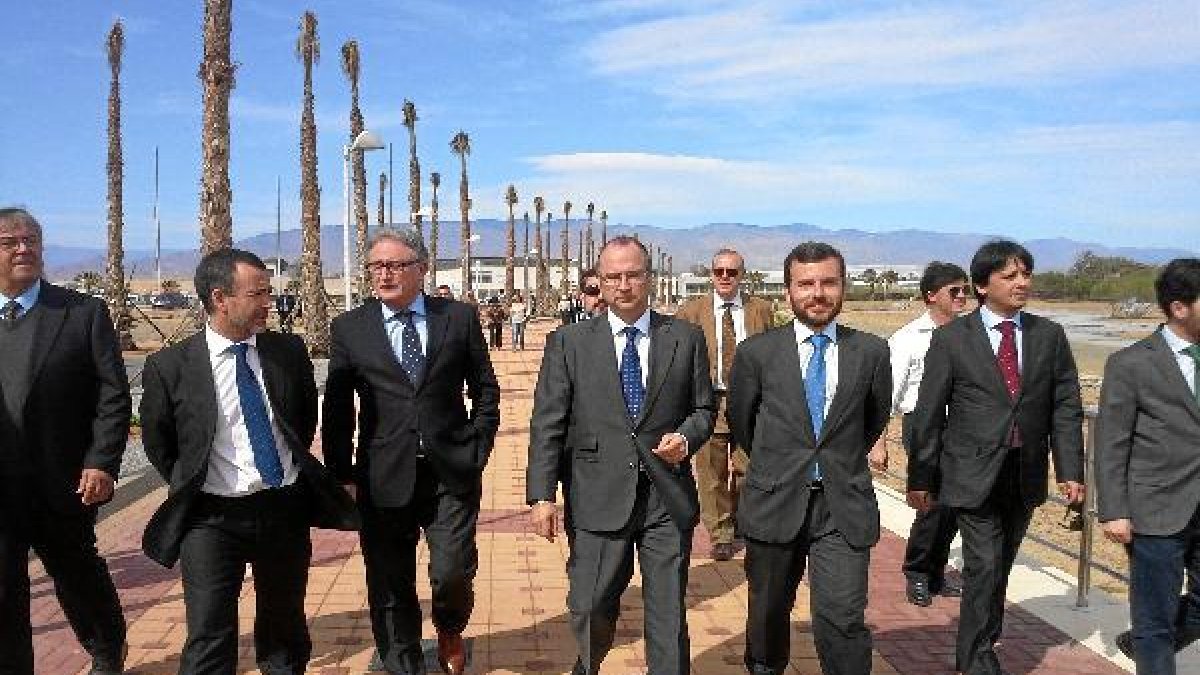 Director general de Costas, alcalde, concejales y subdelegado, durante la visita.tyle>.apq