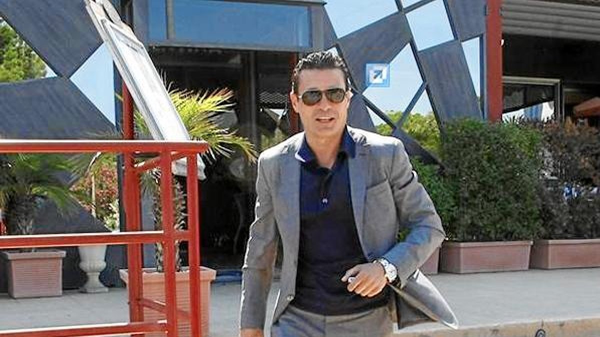 El presidente del valencia a su llegada a Paterna.e;clip:rect(4