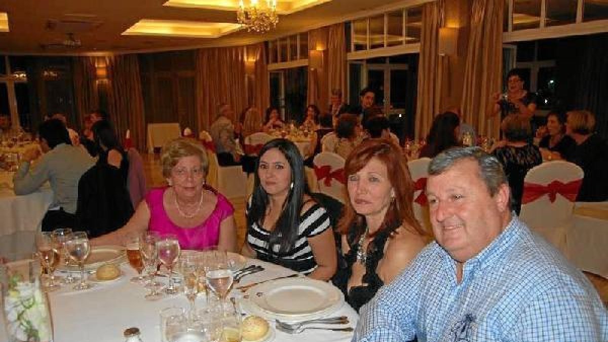 Un momento del homenaje a tres celadores jubilados de Torrecárdenastyle>.apqj{position:abs