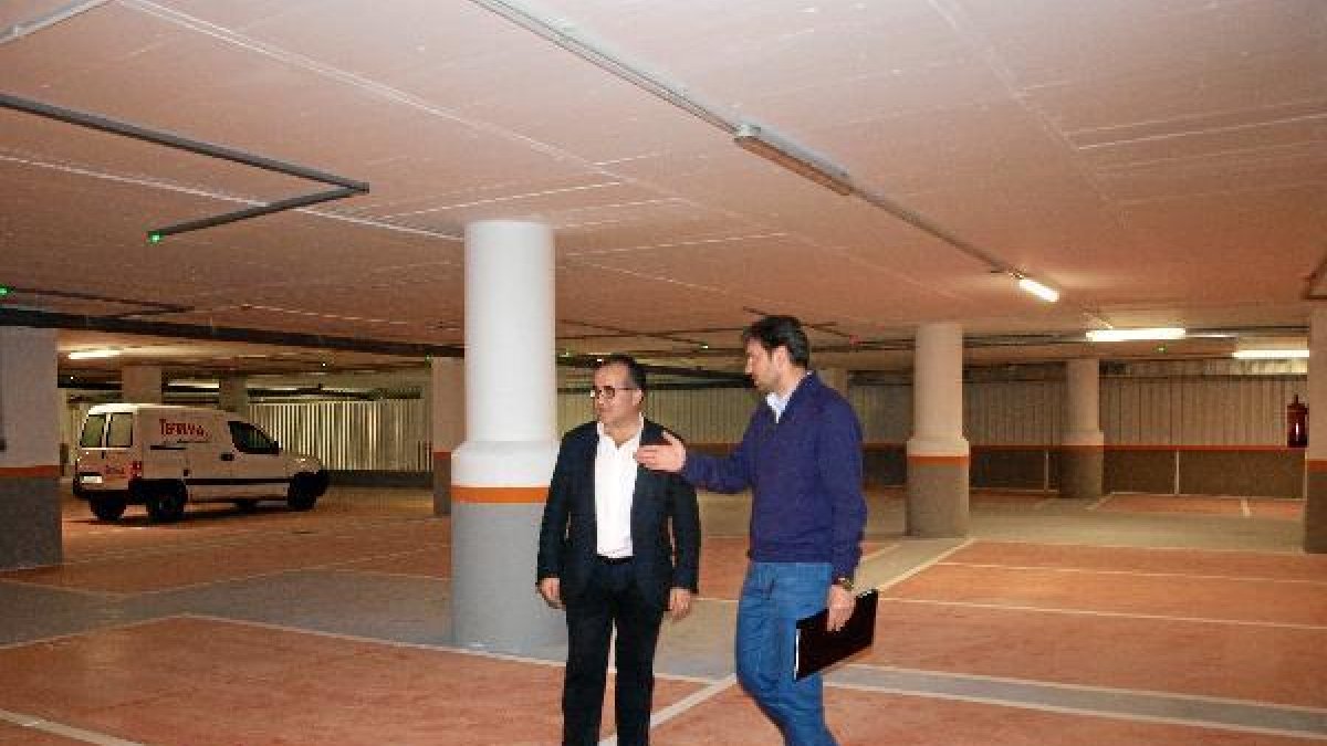 El alcalde visita el parking ya acabadox,auto,a