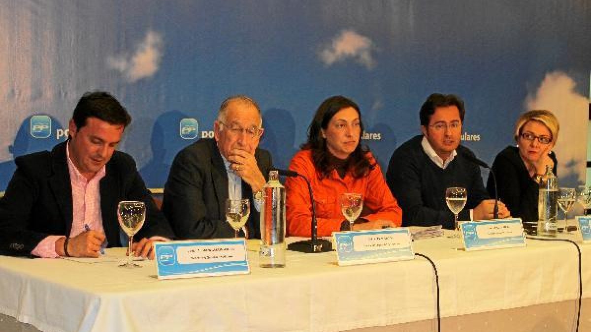 Loles López junto a los populares almeriensesx,