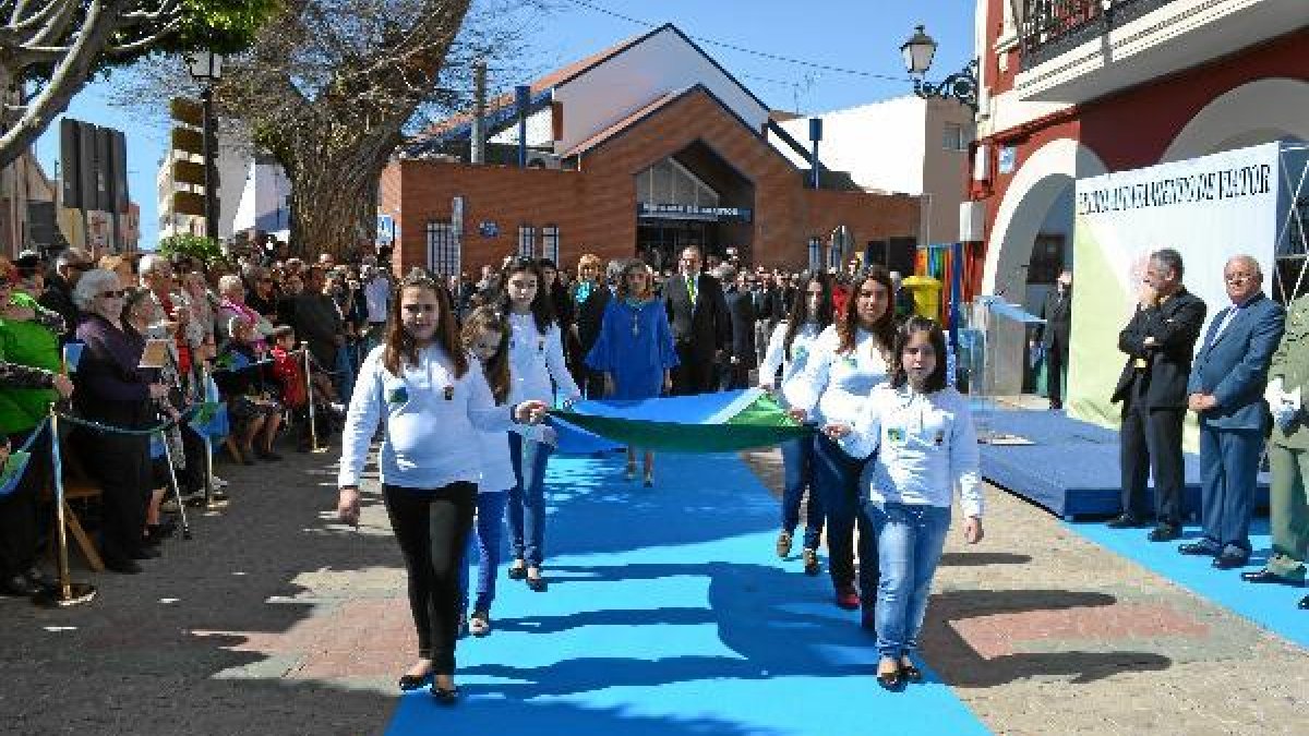 Jóvenes de la localidad llevando la bandera. x,