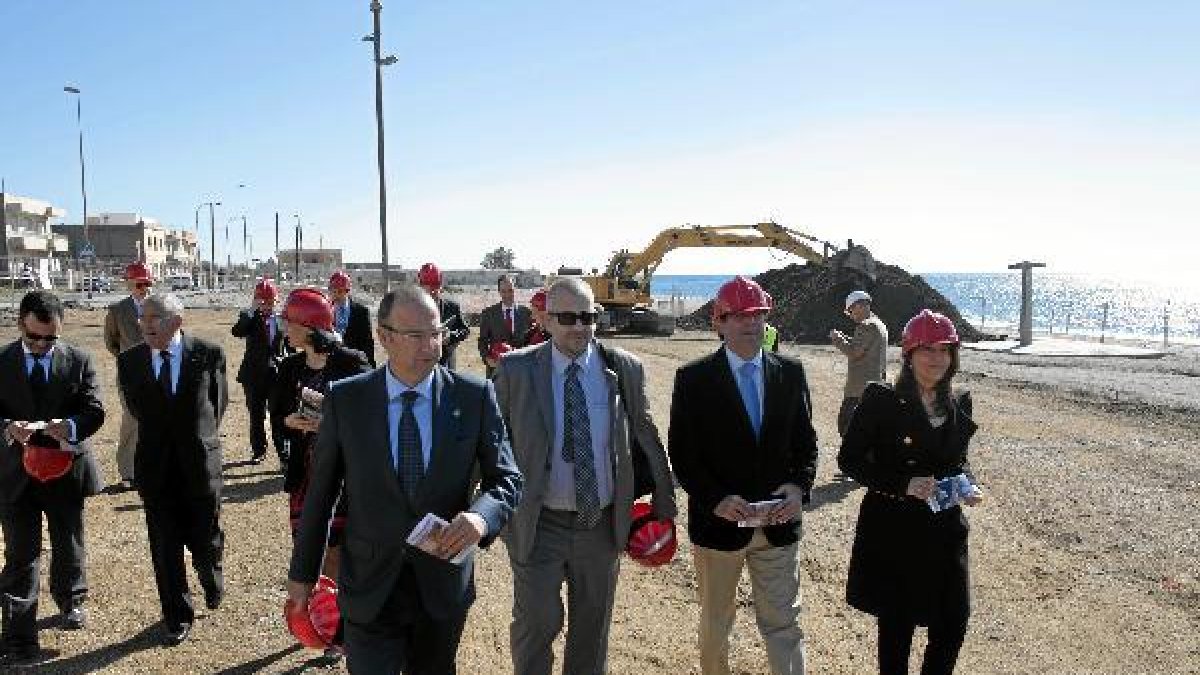 Visita del secretario de Estado por la ampliación del Paseo Marítimo. tyle>.apqj{position: