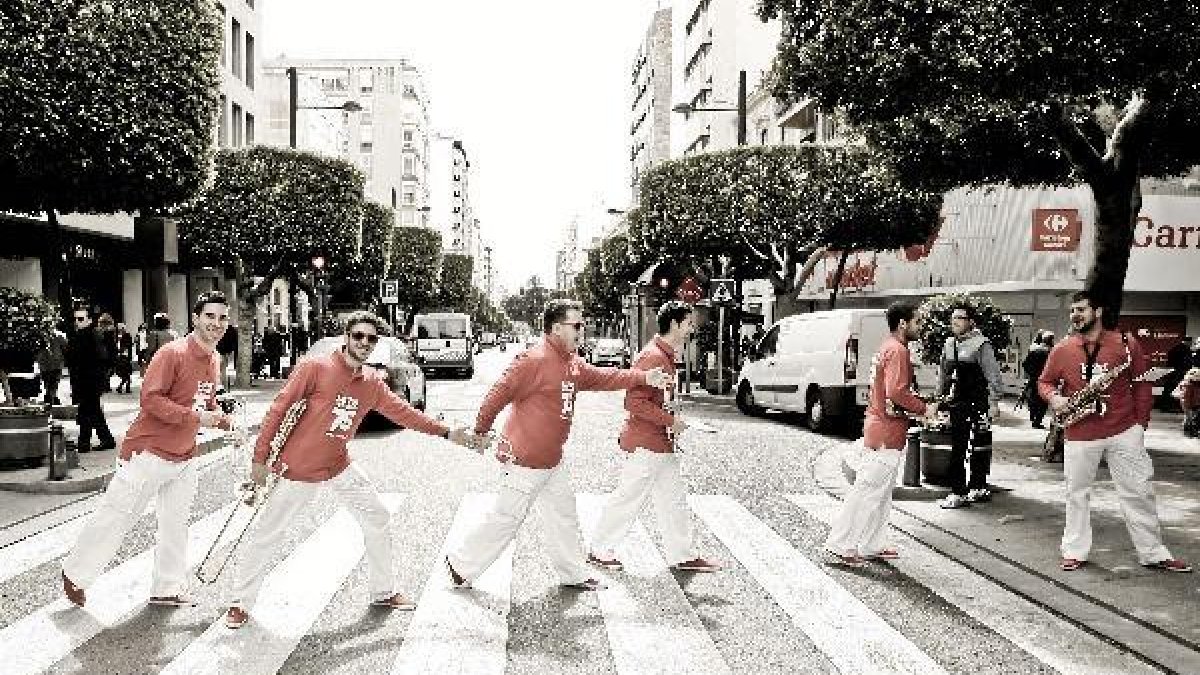 La Charanga de La Voz de Almería llevó su música por el centro de la capital. Desde la Puerta de Pur