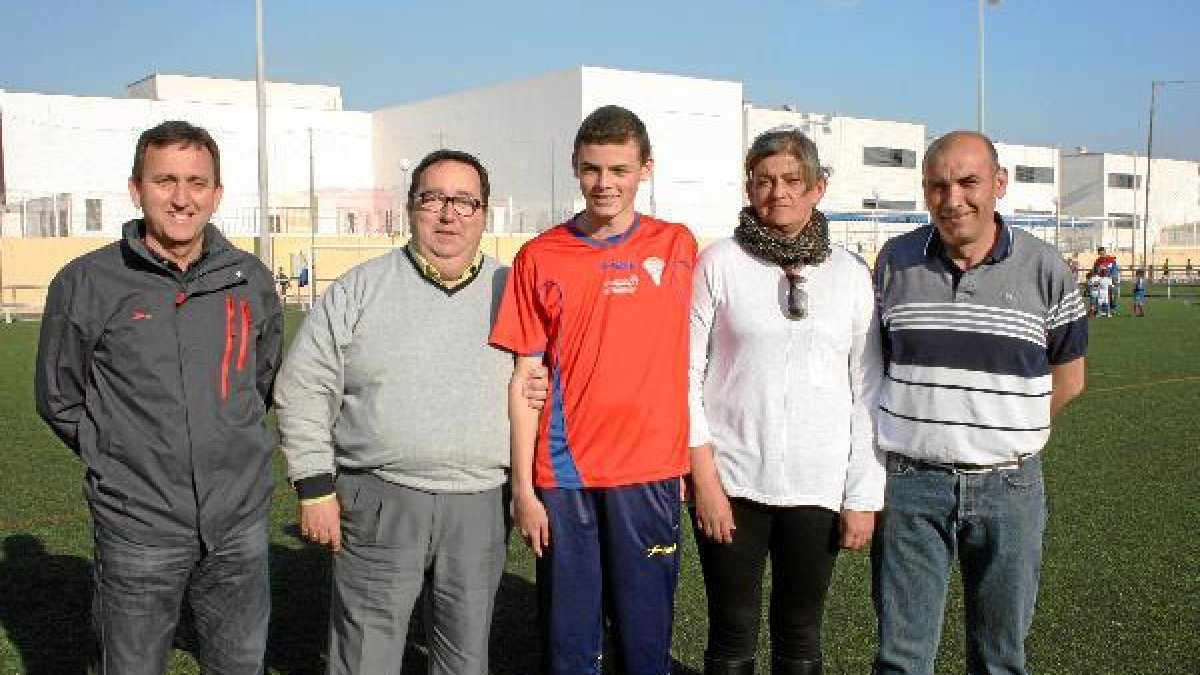 Pedro López Galdeano, José Juan Rubí, el futbolista y sus padres.tyle>.apqj{position:absol