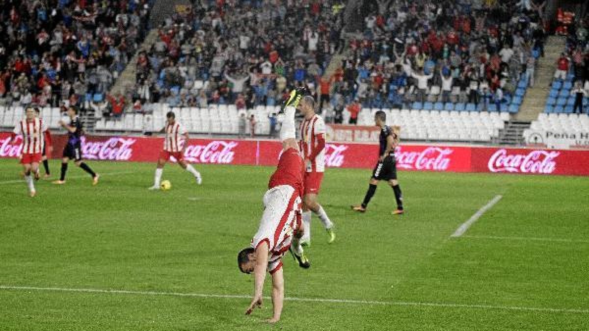 Rodri celebrando el gol que dio la victoria al Almería frente al Valladolid.tyle>.apqj{pos