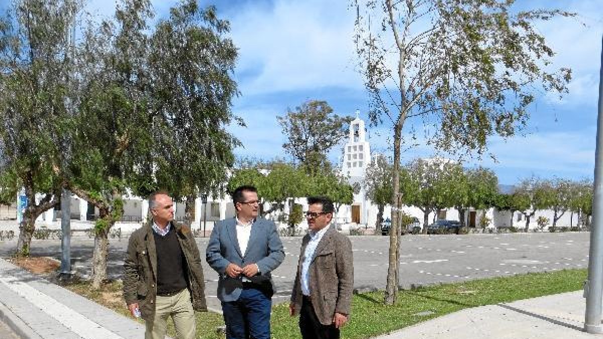 El alcalde de Níjar durante su visita hace unos días al núcleo de Puebloblanco.tyle>.apqj{