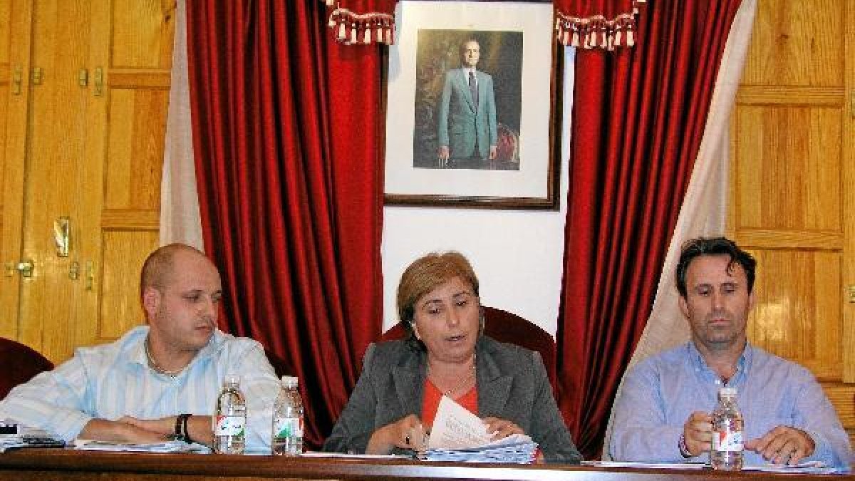 La alcaldesa durante el Pleno de los presupuestos.e;clip:rect(4