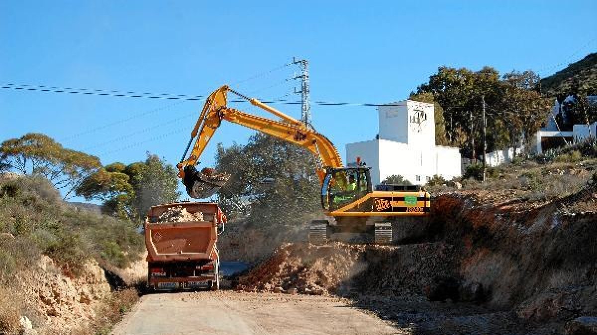 Una Pala excavadora trabaja ya en la zona para realizar los primeros desmontes. tyle>.apqj