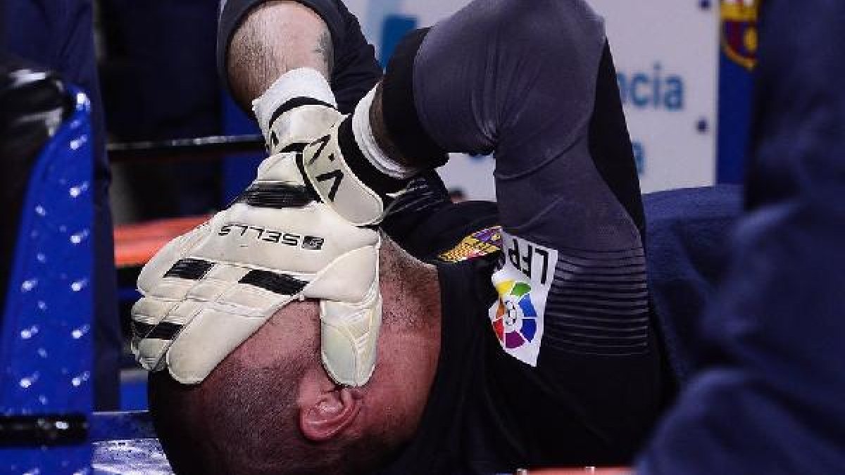Víctor Valdés tras la lesión.o,469px)