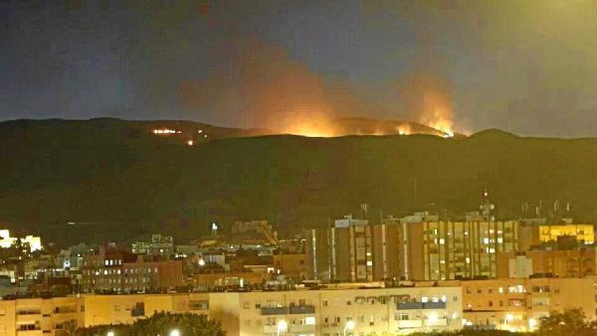Imagen de esta noche de las llamas en Sierra de Gádor desde Almería capitaltyle>.apqj{posi