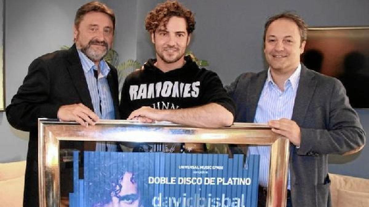 David Bisbal con su flamante doble disco de platino.e;clip:rect