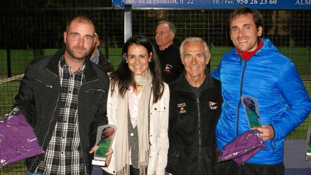 Pareja campeona en 1ª Categoría Masculina, con la presidenta de la Andaluza de Pádel.tyle>