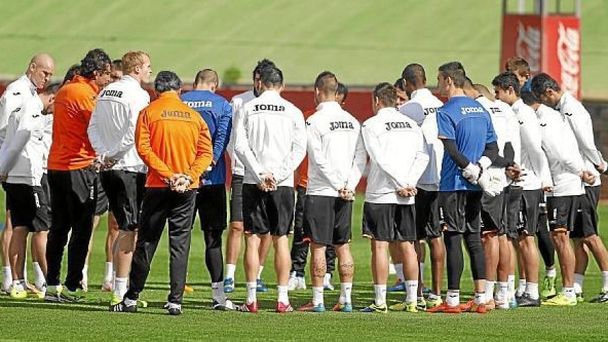 La plantilla del Valencia tiene en mente ganar la Europa League.tyle>.apqj{position:absolu