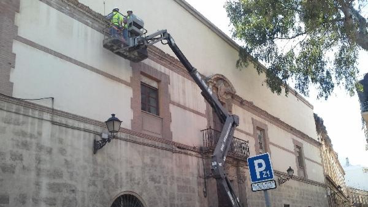 Operarios comprueban el estado de las cornisas del Hospital Provincial.tyle>.apqj{position