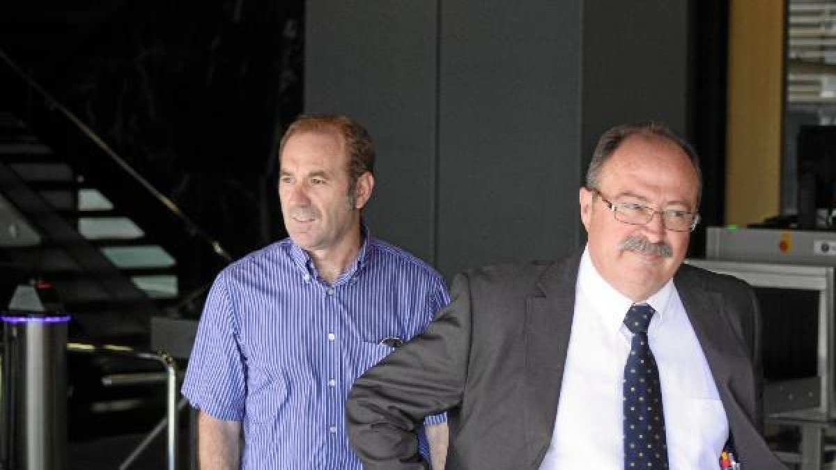 Luis Pérez y su letrado Domingo Simón a la salida de los juzgadostyle>.apqj{position:absol