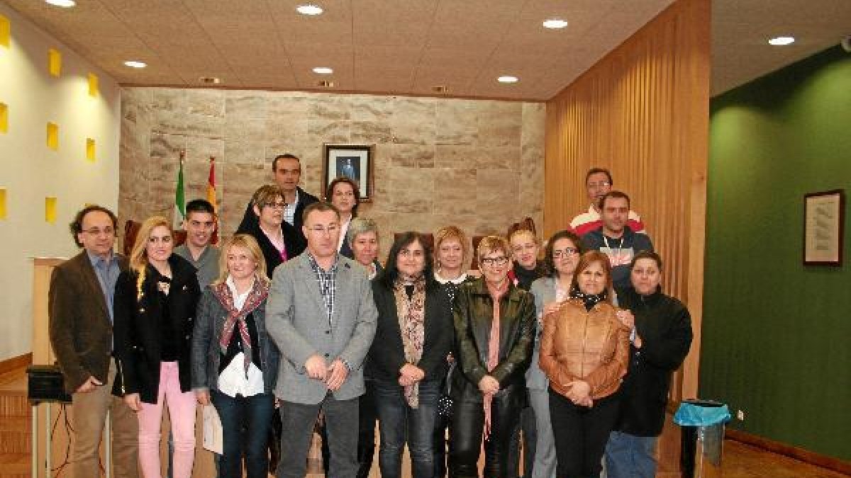 La delegada y el alcalde con los alumnos participantes.e;clip:r