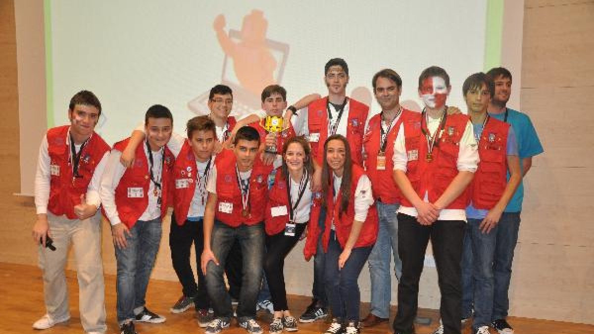 Los miembros del equipo Turabot Alfa, del IES Turaniana.e;clip: