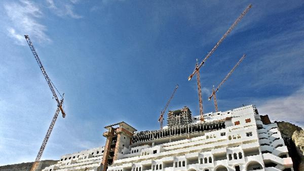 Construcción del hotel de El Algarrobicox,auto,