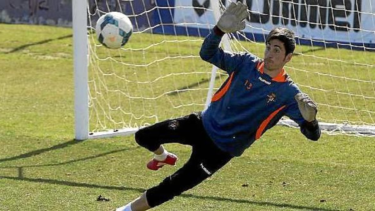 Mariño seguirá trabajando para volver a la portería del Valladolid.tyle>.apqj{position:abs