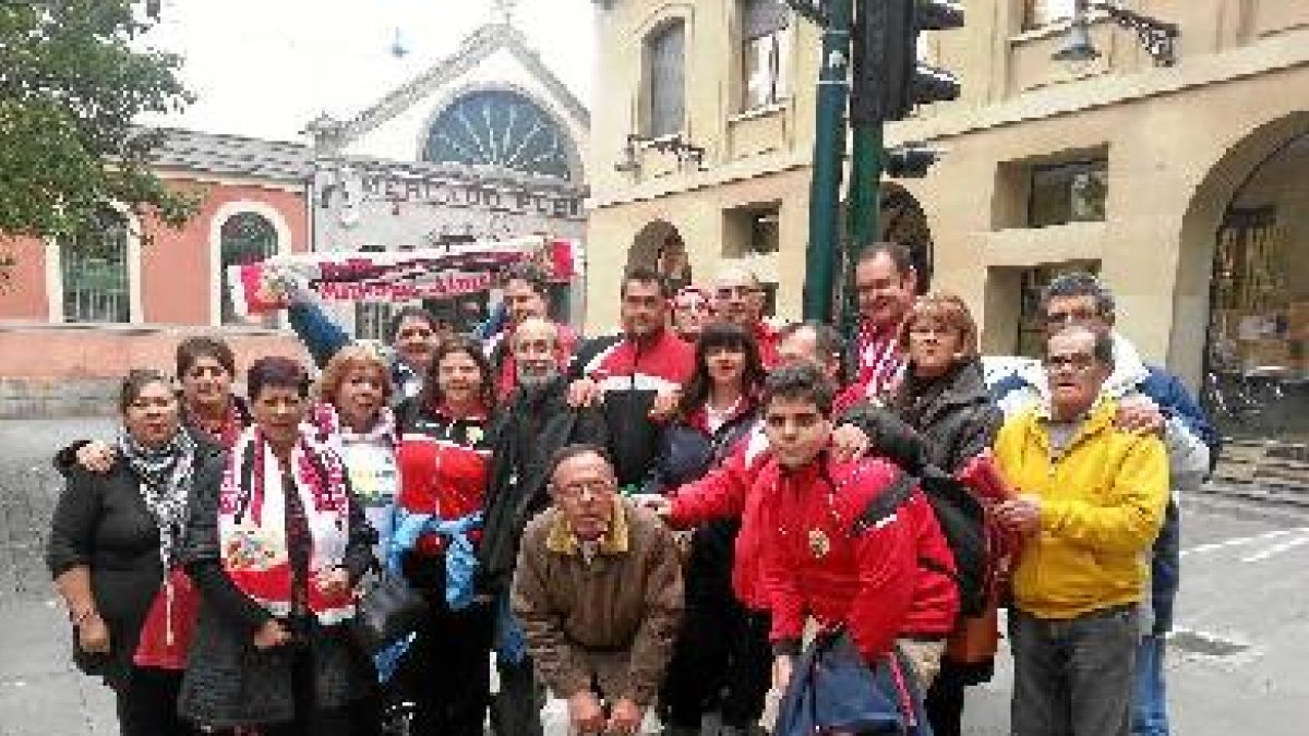 Los peñistas del Almería en Pamplona antes de asistir al triunfo ante Osasuna.tyle>.apqj{p