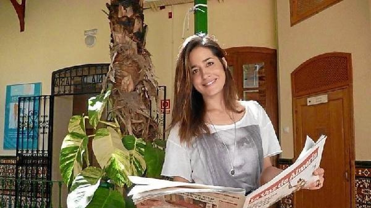 Isabel Jiménez ojea un ejemplar de La Voz en una reciente visita a Almeríatyle>.apqj{posit