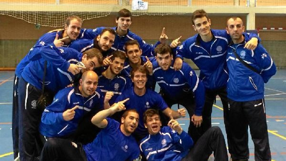 Los campeones de Andalucía posan en el pabellón de Punta Umbría.tyle>.apqj{position:absolu