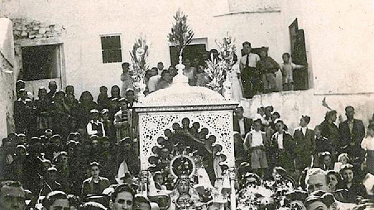 La procesión con la bajada de la patrona virgitana en los años 40tyle>.apqj{position:absol