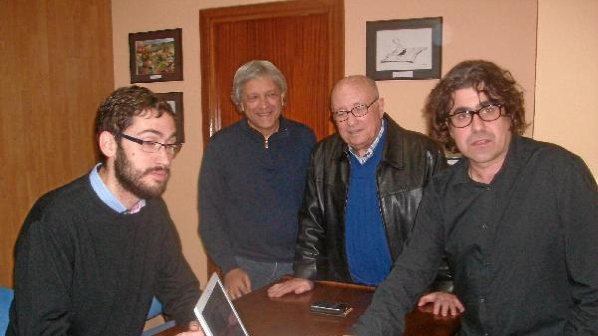 Pepe Céspedes plasma su firma ante la mirada de los Amigos de Calar Alto. tyle>.apqj{pos