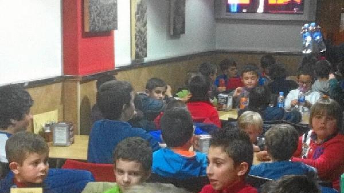 Los futbolistas del Bus Bam en plena merienda.x