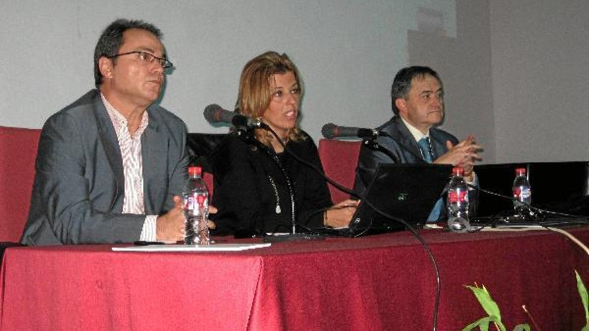 Francisco Javier Camacho, Sonia Ferrer y Rafael Salazar en la biblioteca Villaespesa.tyle>