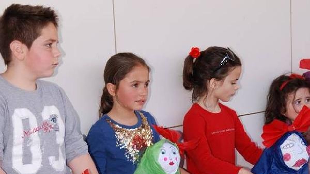 Concursantes infantiles del Taller de Cometas de Cuevas del Almanzoratyle>.apqj{position:a