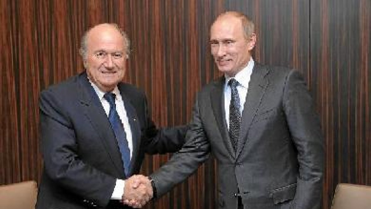 Blatter y Putin estrechan sus manos.o