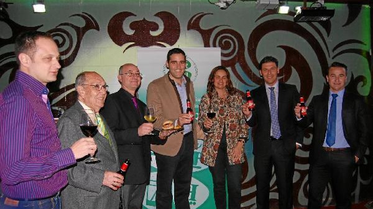 Brindis que supuso la inauguración oficial de la iniciativa. e;
