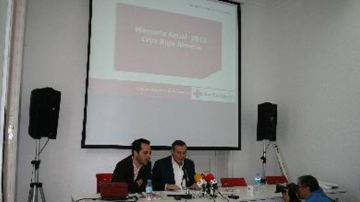 Fran Vicente y José Carlos Sánchez Berenguel presentan la memoria de Cruz Roja Almería de 2013.